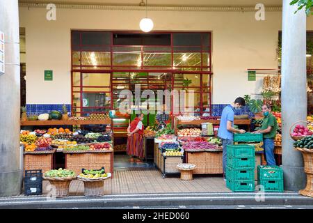 Portugal, Madeira, Funchal, die Markthalle Mercado dos Lavradores, Obst- und Gemüsestände Stockfoto
