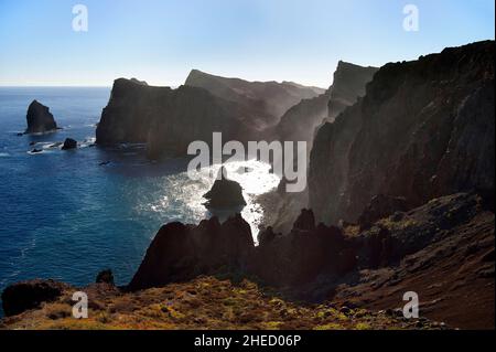 Portugal, Insel Madeira, Wanderung im Naturschutzgebiet Ponta de Sao Louren?o im äußersten Osten der Insel, die Klippen von Ponta do rosto vom Miradouro da Luna aus gesehen Stockfoto