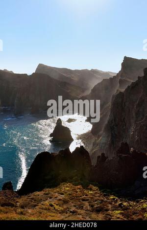 Portugal, Insel Madeira, Wanderung im Naturschutzgebiet Ponta de Sao Louren?o im äußersten Osten der Insel, die Klippen von Ponta do rosto vom Miradouro da Luna aus gesehen Stockfoto