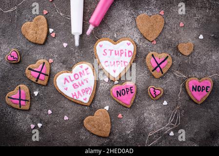 Anti-Valentinstag-Konzept. Cookies allein, aber glücklich. Stockfoto