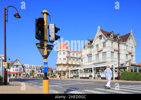 Belgien, Westflandern, De Haan, La Concession, Fußgängerampel mit dem Grand Hotel Belle Vue im Hintergrund, das in einem Gebäude im anglo-normannischen Stil installiert ist Stockfoto