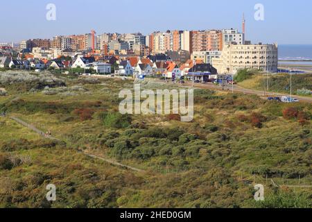 Belgien, Westflandern, Middelkerke, Blick vom Warande-Turm (Warandetoren) auf das Warandeduinen-Gebiet und den Badeort Middelkerke Stockfoto