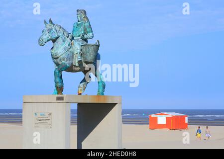 Belgien, Westflandern, Koksijde, Oostduinkerke, Strand, Statue eines lokalen Garnelenfischers auf dem Pferderücken (immaterielles Kulturerbe der Menschheit) und im Hintergrund die erste-Hilfe-Station an der Nordsee Stockfoto