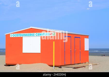 Belgien, Westflandern, Koksijde, Oostduinkerke, Rettungsschwimmerstation am Strand Stockfoto