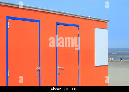 Belgien, Westflandern, Koksijde, Oostduinkerke, Rettungsschwimmerstation am Strand Stockfoto