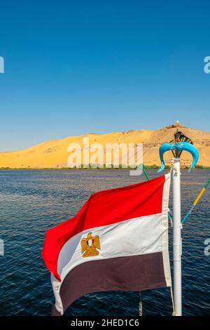 Ägypten, Oberägypten, Niltal, Assuan, die Wüste und die ägyptische Flagge Stockfoto