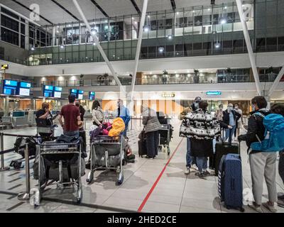 Südafrika, Westkap, Kapstadt, internationaler Flughafen Kapstadt, die ersten französischen Staatsbürger sind bei ihrer Rückkehr nach Frankreich aufgrund der neuen Variante von Covid-19, die in Südafrika erschienen ist, gestrandet Stockfoto