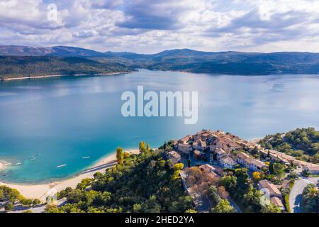Frankreich, Alpes de Haute Provence, Parc naturel regional du Verdon (regionaler Naturpark Verdon), Sainte Croix du Verdon, Dorf und Sainte Croix See Stockfoto