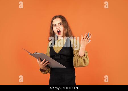 Erstaunt aussehende Kind Mädchen mit Dokument-Ordner, Problem Stockfoto