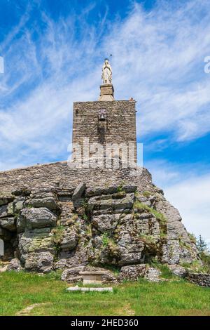 Frankreich, Lozere, Luc, Ruinen der Burg Luc auf dem Stevenson Trail oder GR 70 Stockfoto