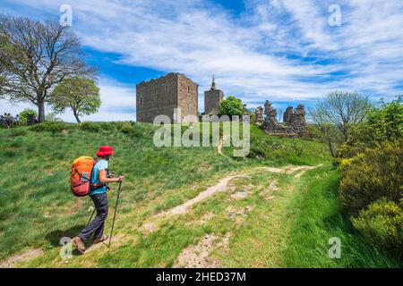 Frankreich, Lozere, Luc, Wanderung auf dem Stevenson Trail oder GR 70, Ruinen von Luc Castle Stockfoto