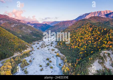 Frankreich, Alpes de Haute Provence, Reserve naturelle geologique de Haute Provence (geologisches Naturschutzgebiet Haute Provence), La Javie, Hochtal von Stockfoto