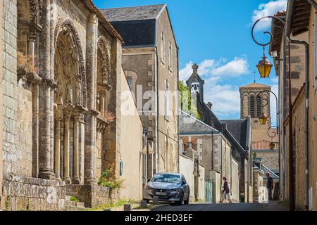 Frankreich, Deux-Sevres, Parthenay, gehen Sie auf einen der Wege nach Santiago de Compostela (Plantagenet-Weg), die Kirche Notre-Dame-de-la-Couldre aus dem 12th. Jahrhundert und der Kirchturm der Sainte-Croix-Kirche im Hintergrund Stockfoto