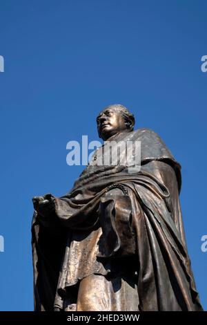 Frankreich, Bas Rhin, Obernai, vor der Kirche der Heiligen Pierre und Paul aus dem 19th. Jahrhundert, Statue des Monseigneur Freppel Stockfoto