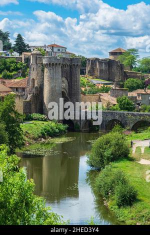 Frankreich, Deux-Sevres, Parthenay, gehen Sie auf einen der Wege nach Santiago de Compostela (Plantagenet-Weg), eine befestigte Brücke über den Fluss Thouet und das Saint-Jacques-Tor Stockfoto