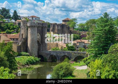 Frankreich, Deux-Sevres, Parthenay, gehen Sie auf einen der Wege nach Santiago de Compostela (Plantagenet-Weg), eine befestigte Brücke über den Fluss Thouet und das Saint-Jacques-Tor Stockfoto