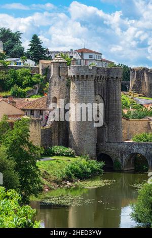 Frankreich, Deux-Sevres, Parthenay, gehen Sie auf einen der Wege nach Santiago de Compostela (Plantagenet-Weg), eine befestigte Brücke über den Fluss Thouet und das Saint-Jacques-Tor Stockfoto