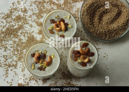 Kodo-Hirsepudding. Reichhaltiges, cremig-süßes Dessert garniert mit gerösteten Ghee-Rosinen und Nüssen. Ein indischer Pudding aus gerösteter kodo-Hirse und Milch. Stockfoto