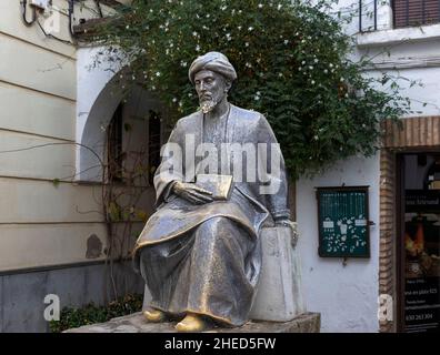 CORDOBA ANDALUCIA SPANIEN DIE STATUE DES MAIMONIDES IM JÜDISCHEN VIERTEL CALLE JUDIOS Stockfoto