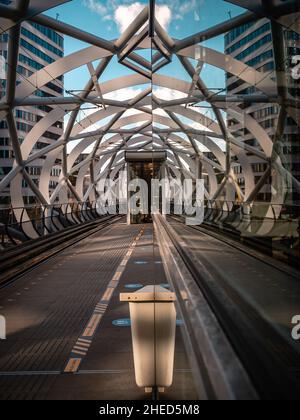 Innerhalb der Straßenbahnbrücke (Netkous oder Fischnetze) in Den Haag in den Niederlanden. Vorgefertigte Stahlringe und Rohre. Stockfoto