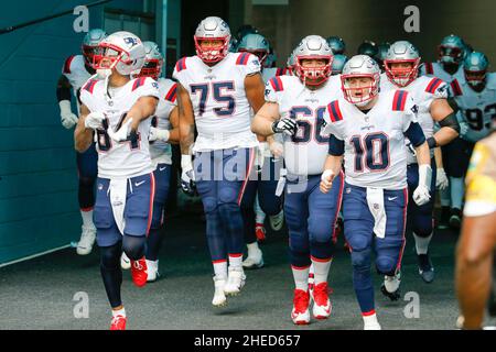 Sonntag, 9. Januar 2022; Miami Gardens, FL USA; die New England Patriots erobern das Feld während eines Spiels der NFL gegen die Miami Dolphins im Hard Rock Stadium. Die Delfine besiegten die Patriots 33-24. (Kim Hukari/Bild des Sports) Stockfoto