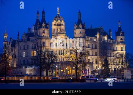 Schwerin, Deutschland. 10th Januar 2022. Autos fahren am Abend am Schweriner Schloss vorbei (Langaufnahme). Das Schloss war jahrhundertelang die Residenz der Herzöge und Großherzöge von Mecklenburg und ist heute Sitz des landtags von Mecklenburg-Vorpommern. Quelle: Jens Büttner/dpa-Zentralbild/dpa/Alamy Live News Stockfoto