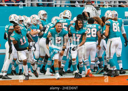 Sonntag, 9. Januar 2022; Miami Gardens, FL USA; die Miami Dolphins feiern, nachdem Cornerback Xavien Howard (25) New England Patriots Quarterback Mac Jones (10) abfing und den ersten Touchdown während eines NFL-Spiels im Hard Rock Stadium erzielte. Die Delfine besiegten die Patriots 33-24. (Kim Hukari/Bild des Sports) Stockfoto