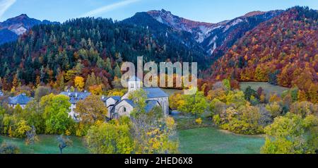 Frankreich, Hautes Alpes, Crots, Abtei Notre Dame de Boscodon aus dem 12th. Jahrhundert (Luftaufnahme) // Frankreich, Hautes-Alpes (05), Crots, abbaye Notre-Dame de B Stockfoto