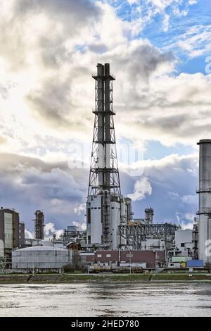 Ludwigshafen, Deutschland - Januar 2022: Turm bei Fabric der BASF SE, einem deutschen multinationalen Chemiekonzern und größten Chemieproduzenten der Welt Stockfoto