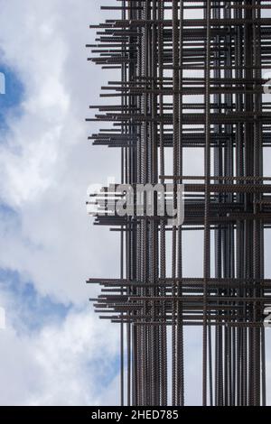 Bewehrungsstäbe Rahmen für gepanzerten Betonbau. Blauer, wolkig Stockfoto