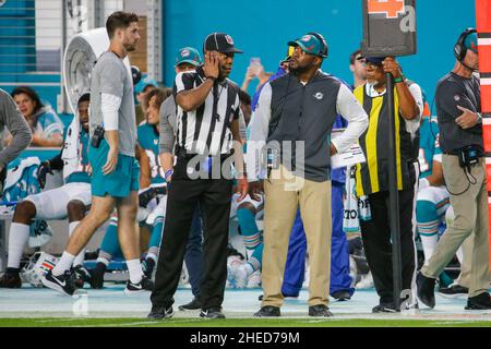 Sonntag, 9. Januar 2022; Miami Gardens, FL USA; Miami Dolphins Head Coach Brian Flores an der Seitenlinie während eines Spiels der NFL gegen die New England Patriots im Hard Rock Stadium. Die Delfine besiegten die Patriots 33-24. (Kim Hukari/Bild des Sports) Stockfoto