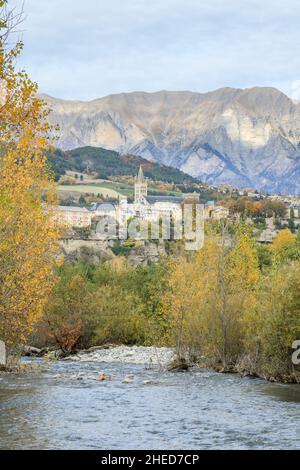 Frankreich, Hautes Alpes, Embrun, Dorf und der Strom von Vacheres // Frankreich, Hautes-Alpes (05), Embrun, Village et le torrent des Vachères Stockfoto