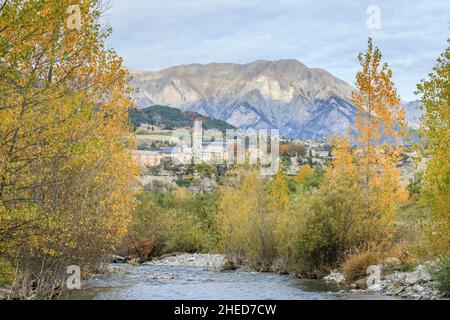 Frankreich, Hautes Alpes, Embrun, Dorf und der Strom von Vacheres // Frankreich, Hautes-Alpes (05), Embrun, Village et le torrent des Vachères Stockfoto