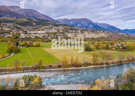 Frankreich, Hautes Alpes, Embrun, Village and the Durance River (Luftaufnahme) // Frankreich, Hautes-Alpes (05), Embrun, Village et la Durance (vue aérienne) Stockfoto