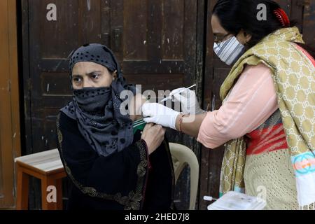 Neu-Delhi, Indien. 10th Januar 2022. Eine Frau erhält in einem Impfzentrum in einer Schule eine Dosis von Covaxin, einem von Bharat Biotech hergestellten Coronavirus-Impfstoff (COVID-19). (Bild: © Karma Sonam Bhutia/ZUMA Press Wire) Stockfoto