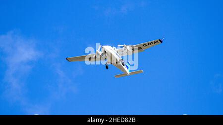 Das italienische zweimotorige Hochflügelflugzeug G-OTAY Tecnam P-2006T von Tayside Aviation fliegt über den Kopf und bereitet sich auf die Landung am Dundee Airport in Schottland, Großbritannien, vor Stockfoto