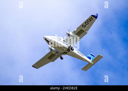 Das italienische zweimotorige Hochflügelflugzeug G-OTAY Tecnam P-2006T von Tayside Aviation fliegt über den Kopf und bereitet sich auf die Landung am Dundee Airport in Schottland, Großbritannien, vor Stockfoto