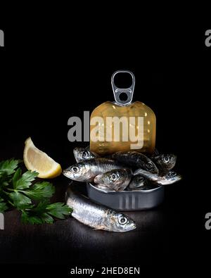 Sardinen mit frischem Gemüse Stockfoto