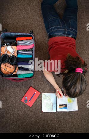 Person, die eine Reise plant und verpackt Stockfoto