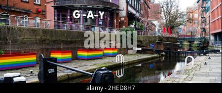 Canal Street Manchester UK Januar 2022 Blick entlang der Straße und den Kanälen mit Bars und Clubs Stockfoto