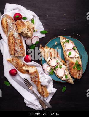 Frühstück - Ciabatta-Brot mit griechischem Käse, Minze und Rettich Stockfoto