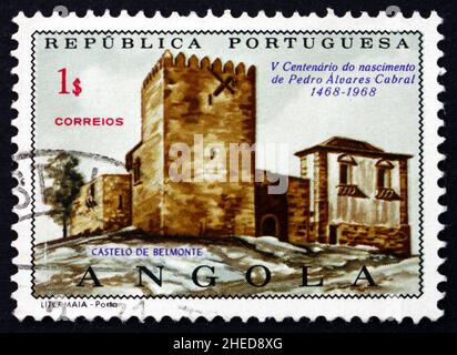 PORTUGIESISCH ANGOLA - UM 1970: Eine im portugiesischen Angola gedruckte Briefmarke zeigt Schloss Belmonte, Pedro Alvares Cabral, um 1970 Stockfoto