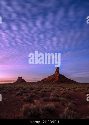 Hahnbutte und Setting Hen Butte im Valley of the Gods, Utah. Stockfoto