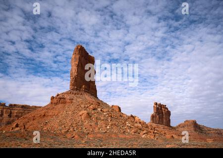 Castle Butte und de Gaulle und seine Truppen Sandsteinformationen im Valley of the Gods, Utah. Stockfoto