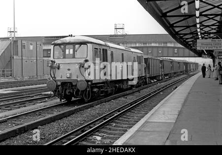 Am 73005 1st. März 1992 steht an der Clapham Junction eine Elektro-Diesel-Lokomotive der Baureihe 73 mit kurzem Ballastzug. Stockfoto