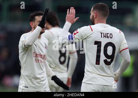 Pier Luigi Penzo Stadium, Venedig, Italien, 09. Januar 2022, Theo Hernandez (AC Mailand) feiert mit Alessandro Florenzi (AC Mailand) nach seinem Tor Stockfoto