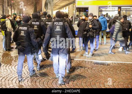 Leipzig, Deutschland. 10th Januar 2022. Die Polizei läuft über den Augustusplatz. In der Leipziger Innenstadt finden Demonstrationen unter dem Motto „gemeinsam für Demokratie und Solidarität“ von Linken, SPD, Grünen und dem Aktionsnetzwerk „Leipzig nimmt Platz“ statt als Protest gegen die Proteste gegen die Corona-Maßnahmen, an denen zahlreiche Rechtsextremisten teilnehmen und organisieren. In ganz Sachsen gibt es erneut mehrere Aufrufe an soziale Netzwerke zu Demonstrationen gegen Corona-Maßnahmen. Quelle: Jan Woitas/dpa/Alamy Live News Stockfoto