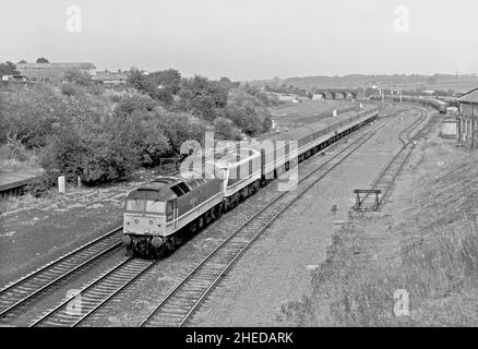 Eine Diesellokomotive der Baureihe 47 der Baureihe 47973 mit 90001 DIT, die am 12th. Oktober 1991 einen umgelendenen West Coast Mainline Intercity-Dienst über die Midland Mainline in Wellingborough in Betrieb genommen hat. Stockfoto