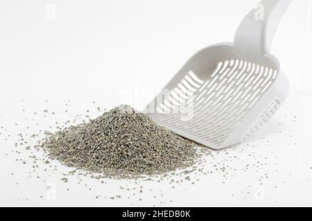Schaufel und Haufen von Katzenstreu isoliert auf weiß Stockfoto