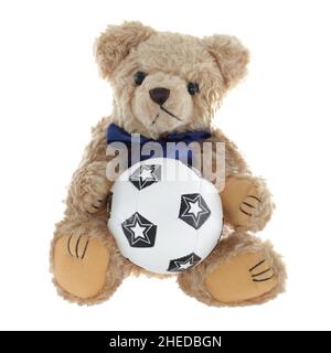 Niedlicher Teddybär, der einen Fußball hält Stockfoto